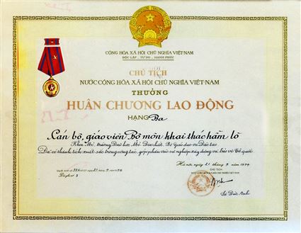 Cán bộ, giáo viên Bộ môn Khai thác Hầm lò nhận Huân chương lao động hạng ba