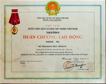 Bộ môn Khai thác Hầm lò nhận Huân chương lao động hạng nhì