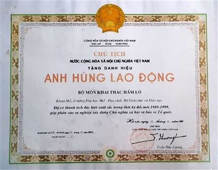 Bộ môn Khai thác Hầm lò nhận danh hiệu Anh hùng lao động
