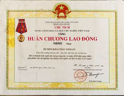 Bộ môn Khai thác Hầm lò nhận Huân chương lao động hạng nhất