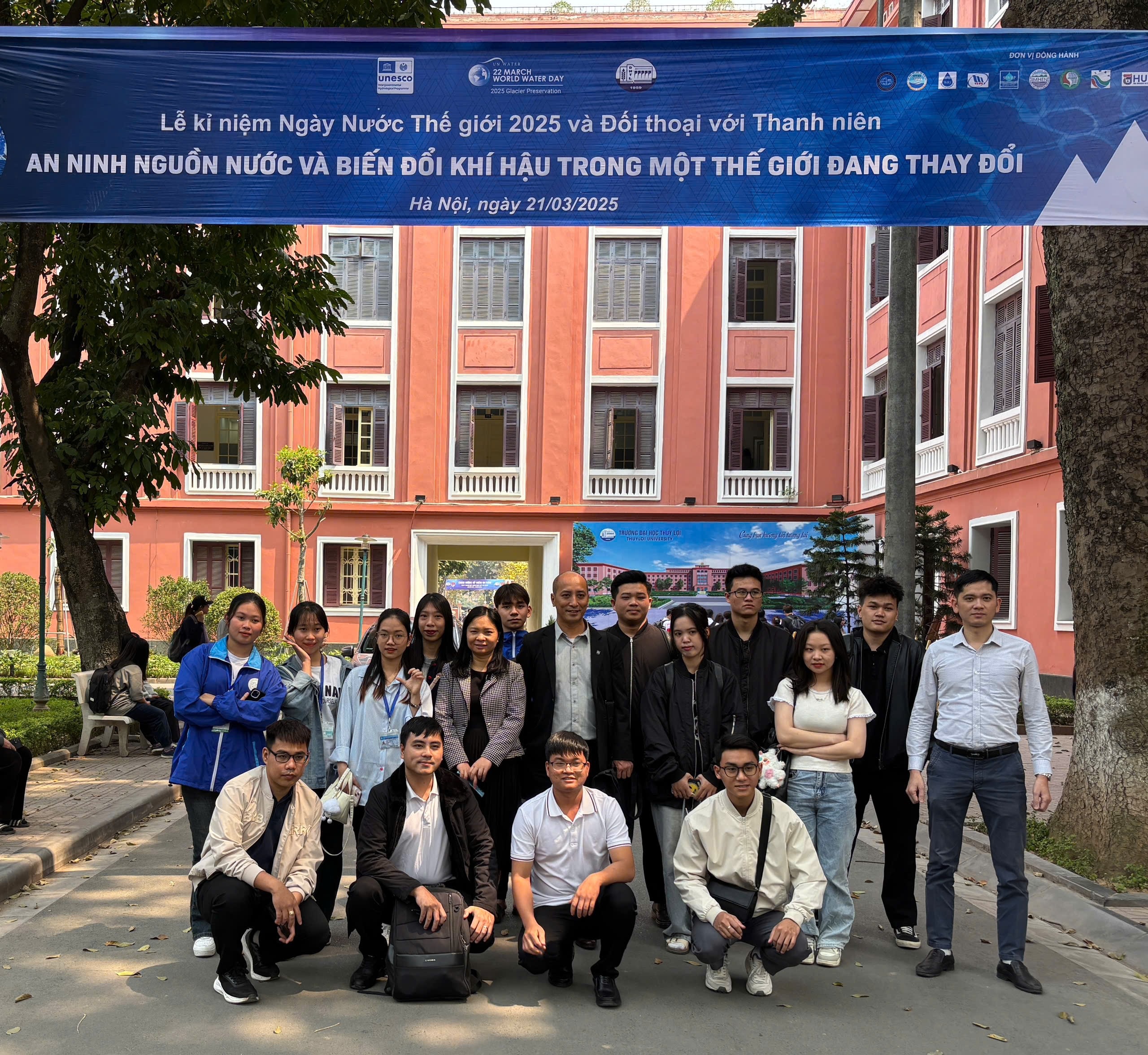 Đoàn công tác của Trường Đại học Mỏ - Địa chất tham dự Lễ kỷ niệm Ngày Nước Thế giới 2025