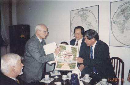 Trao đổi tặng phẩm nhân chuyến làm việc của PGS.TS. Trần Xuân Hà  với lãnh đạo học viện Mỏ- Luyện Kim, Kracov, Ba Lan