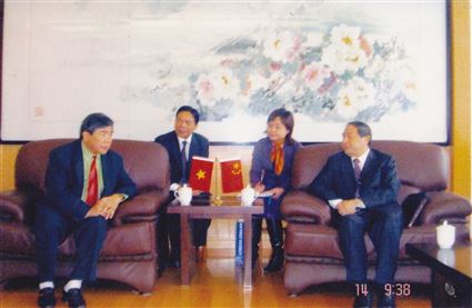 PGS.TS. Trần Xuân Hà, Phó hiệu trưởng trường ĐH Mỏ - Địa chất tiếp kiến hiệu trưởng trường ĐH Mỏ và Công nghệ Trung Quốc về việc hợp tác đào tạo giữa hai trường, các khoa và Bộ môn