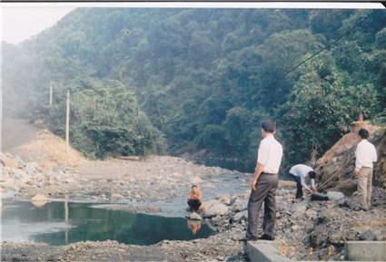 Cán bộ của bộ môn triển khai quan trắc môi trường tại mỏ than Tân Dân, Quảng Ninh