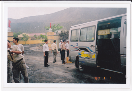 Đoàn cán bộ của bộ môn thực hiện quan trắc môi trường tại mỏ than Hà Tu