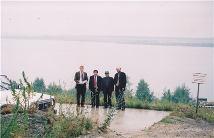 Cán bộ của bộ môn khảo sát kết quả công tác hoàn thổ than nâu tại CHLB Đức