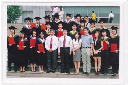 Cán bộ Bộ môn KTHL tham gia trao bằng tốt nghiệp cho sinh viên ở nước ngoài